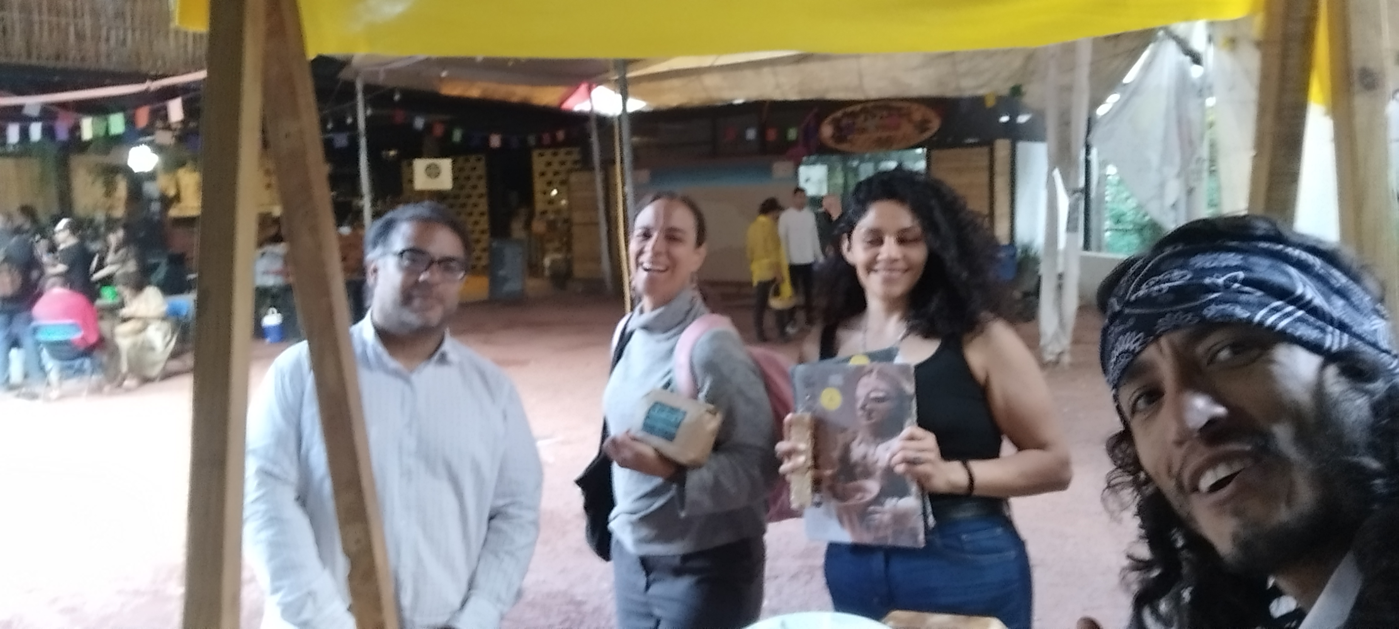 Amarantonio con miembros de la comunidad en un evento, compartiendo la misión.